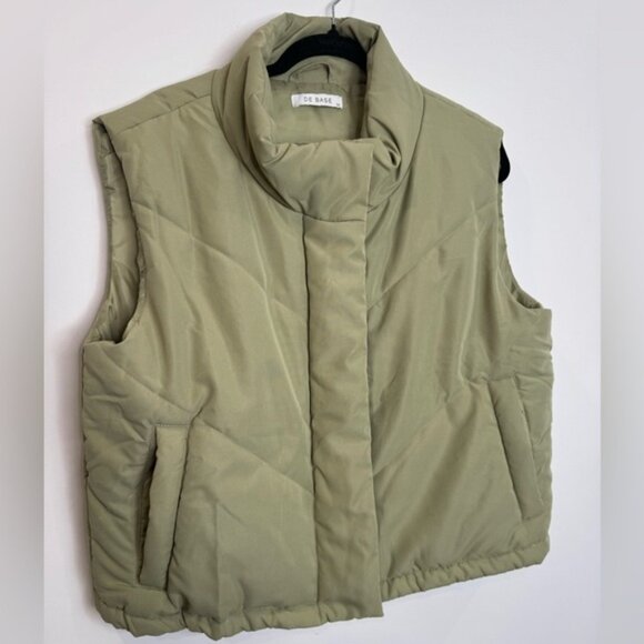 De Base Women's sage green boxy Puffer Vest size medium - Picture 2 of 10